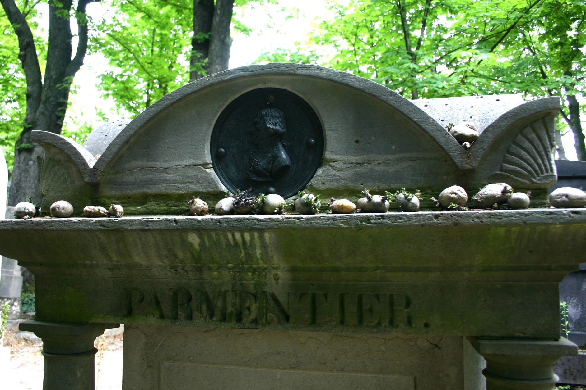 Antoine-Augustin Parmentier's tomb, Pere Lachaise Cemetery, Paris - 02.JPG